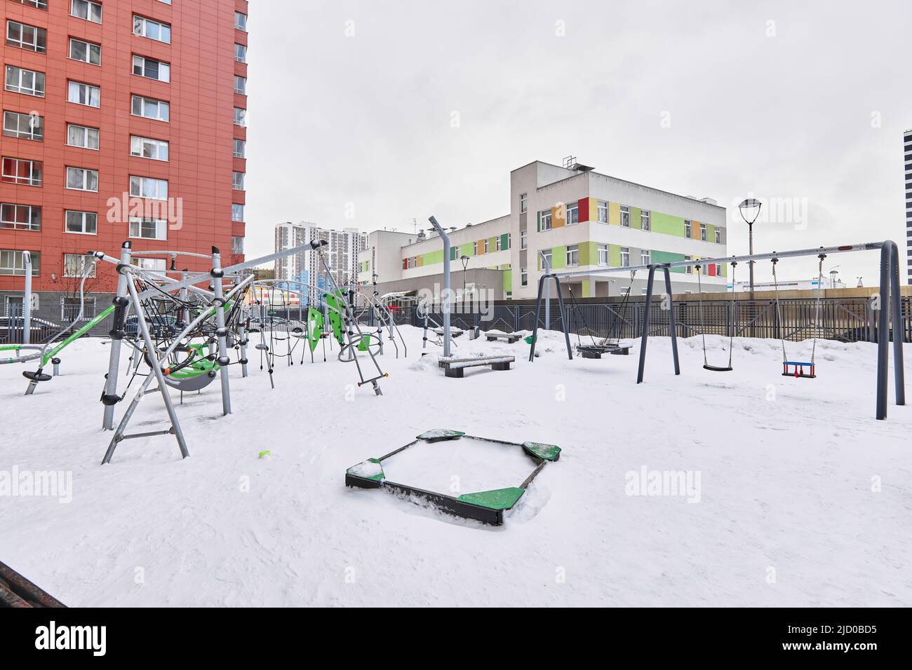 Parco giochi in inverno senza persone nella cornice Foto Stock