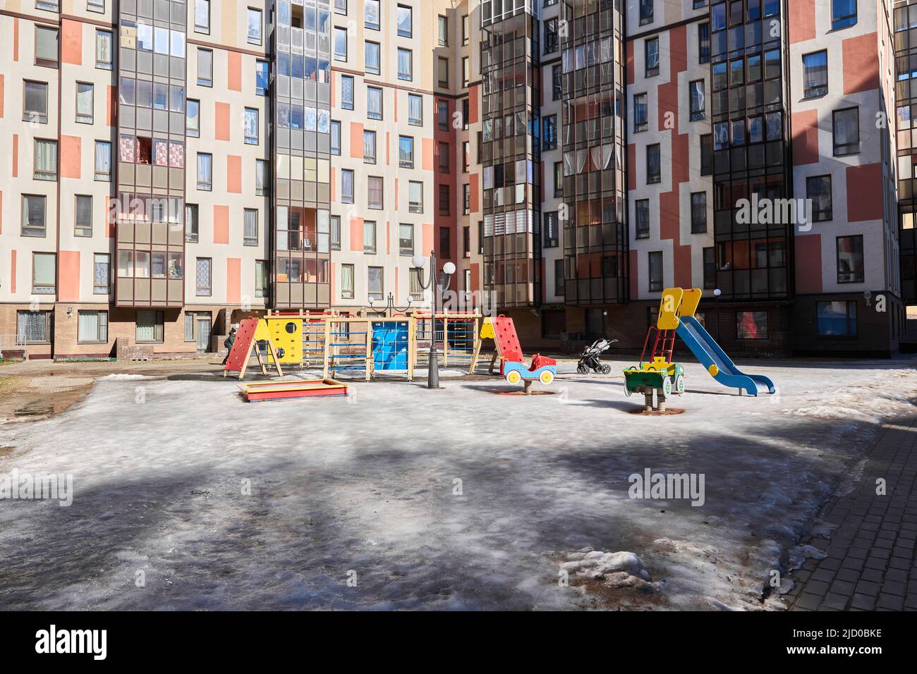 Parco giochi in inverno nel cortile della casa Foto Stock