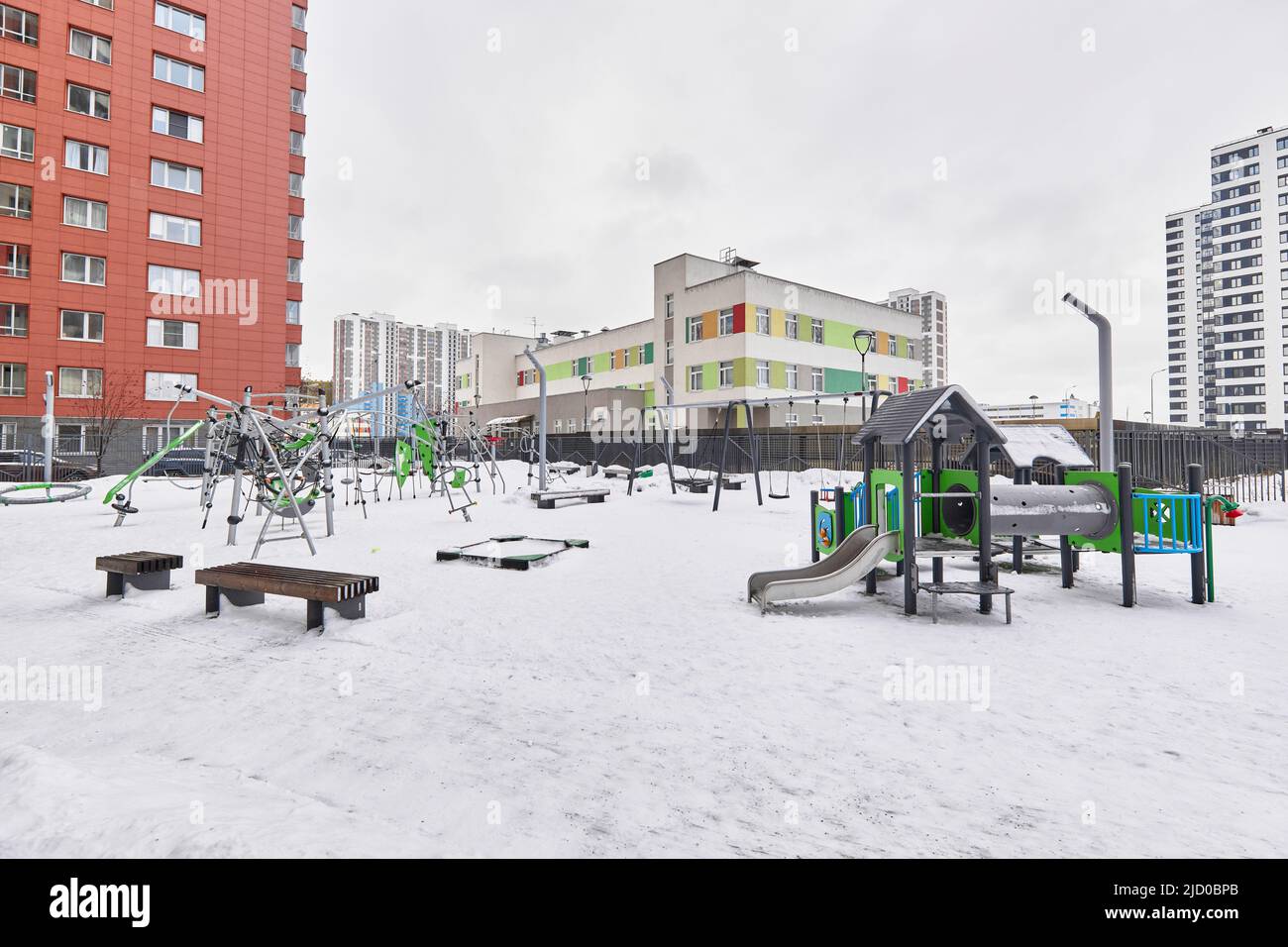 Parco giochi in inverno senza persone nella cornice Foto Stock