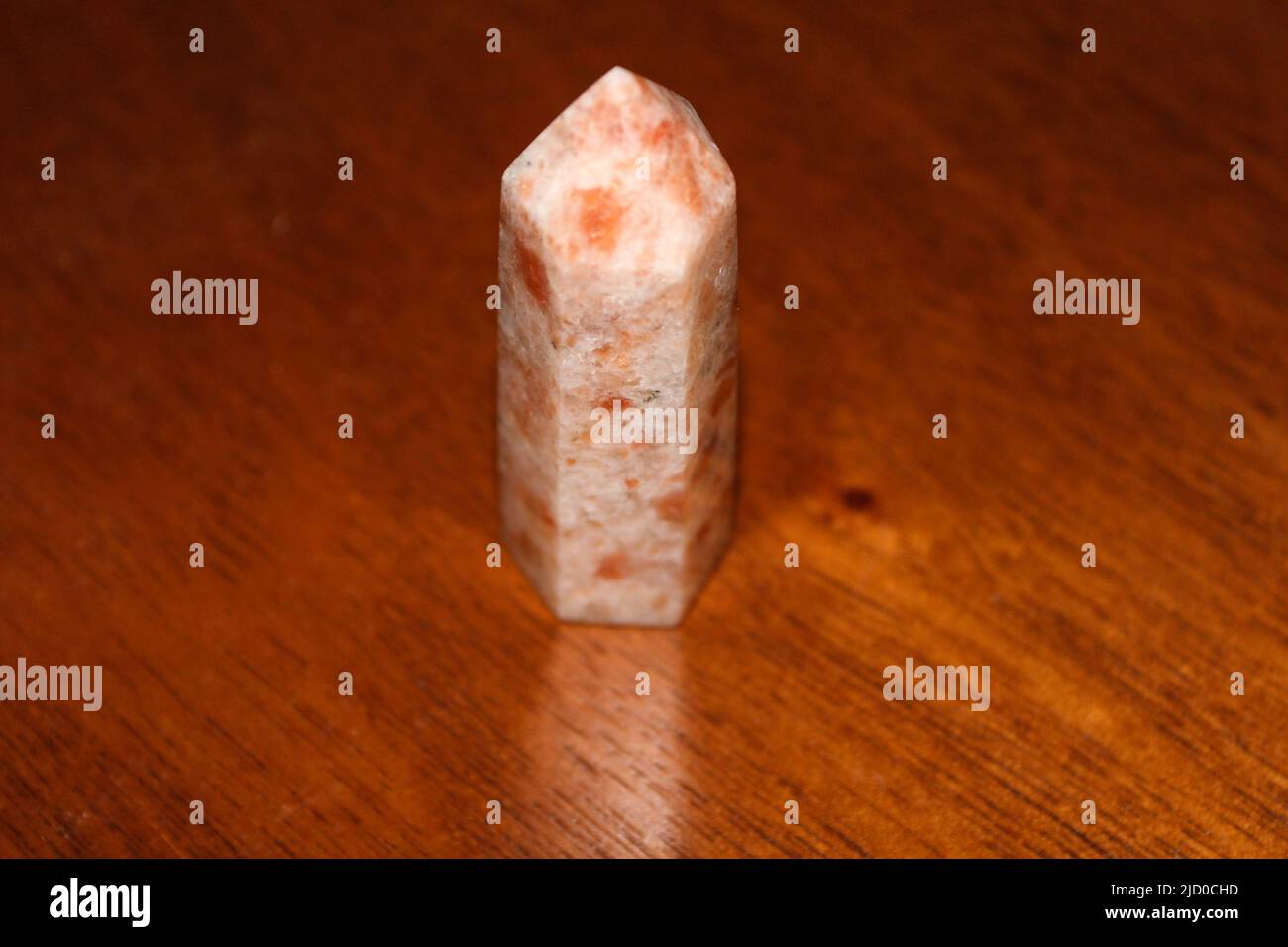 Vista dall'alto di un punto di pietra solare lucido conosciuto anche come cristallo della torre di pietra solare. Sunstone è una pietra di guarigione che funziona attraverso il fisico, spirituale, a Foto Stock