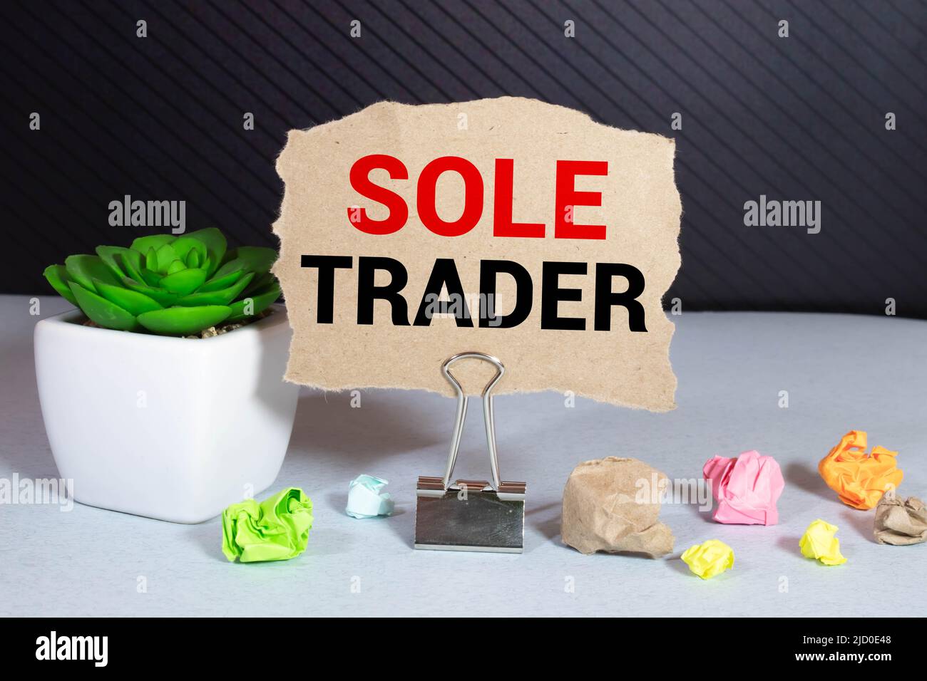 texte sur sole trader on sticker on the diary with office tools. Foto Stock