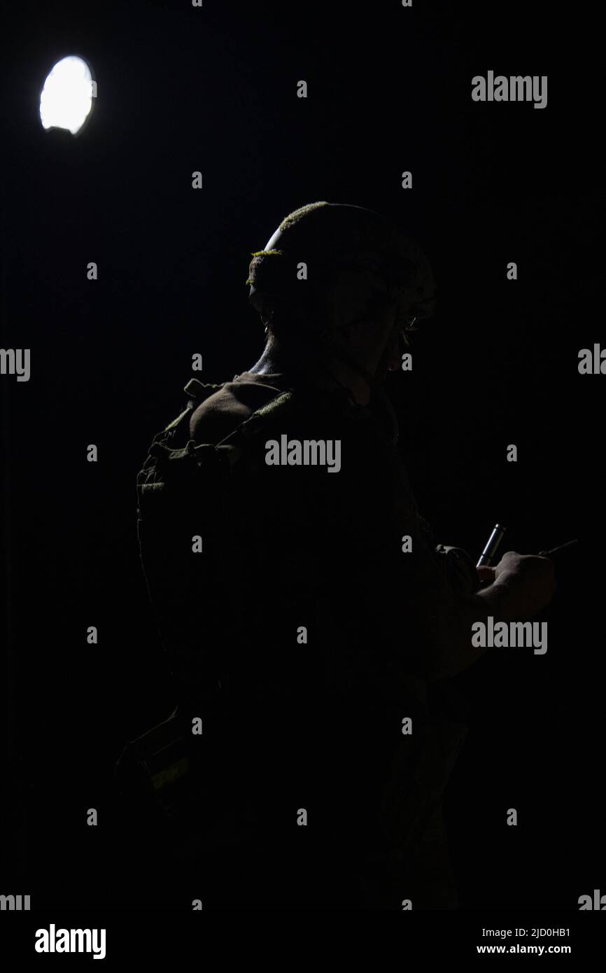 U.S. Navy Petty Officer 3rd Classe Enoc Glaude, un tecnico di smaltimento di ordigni esplosivi con unità mobile di smaltimento di ordigni esplosivi cinque, lavora alla luce durante l'addestramento del robot di smaltimento della bomba durante Valiant Shield 2022, alla base navale Guam, 13 giugno 2022. I marinai rimuovevano minacce fisiche, umane ed esplosive che ostacolavano la capacità della forza di manovrare a terra e in mare, consentendo la libertà di movimento della flotta e della forza congiunta. Così facendo, perfezionarono le abilità di guerra di spedizione e potenziarono la loro capacità di integrazione con la flotta e la forza congiunta. (STATI UNITI Foto del corpo marino di Lance CPL. Ty Foto Stock