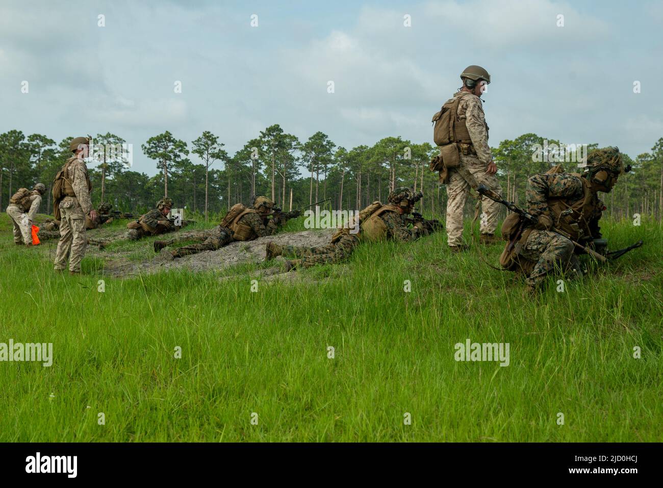 I Marines degli Stati Uniti con 1st battaglione, 2D Regiment della Marina, 2D Divisione della Marina, forniscono il fuoco soppressivo durante una valutazione di preparazione di combattimento del corpo della Marina su Camp Lejeune, Carolina del Nord, 14 giugno 2022. Questo tipo di evoluzione formativa è un evento culminante progettato per valutare formalmente la prontezza di combattimento e le capacità operative di un'unità. (STATI UNITI Foto del corpo marino di Lance CPL. Sarah Pysher) Foto Stock