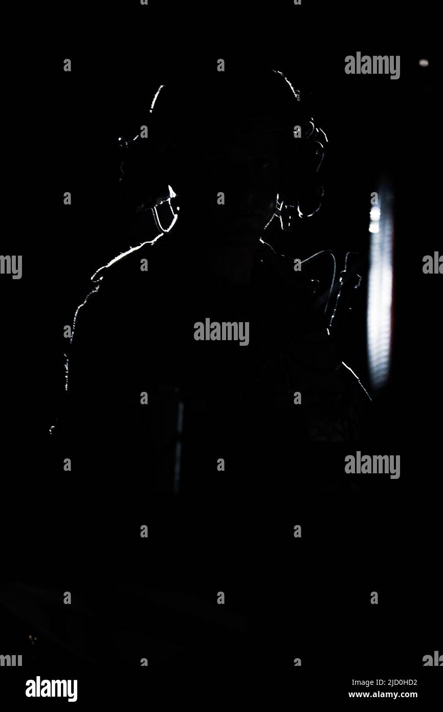 U.S. Navy Petty Officer 3rd Classe Enoc Glaude, un tecnico di smaltimento di ordigni esplosivi con unità mobile di smaltimento di ordigni esplosivi cinque, lavora alla luce durante l'addestramento del robot di smaltimento della bomba durante Valiant Shield 2022, alla base navale Guam, 13 giugno 2022. I marinai rimuovevano minacce fisiche, umane ed esplosive che ostacolavano la capacità della forza di manovrare a terra e in mare, consentendo la libertà di movimento della flotta e della forza congiunta. Così facendo, perfezionarono le abilità di guerra di spedizione e potenziarono la loro capacità di integrazione con la flotta e la forza congiunta. (STATI UNITI Foto del corpo marino di Lance CPL. Ty Foto Stock