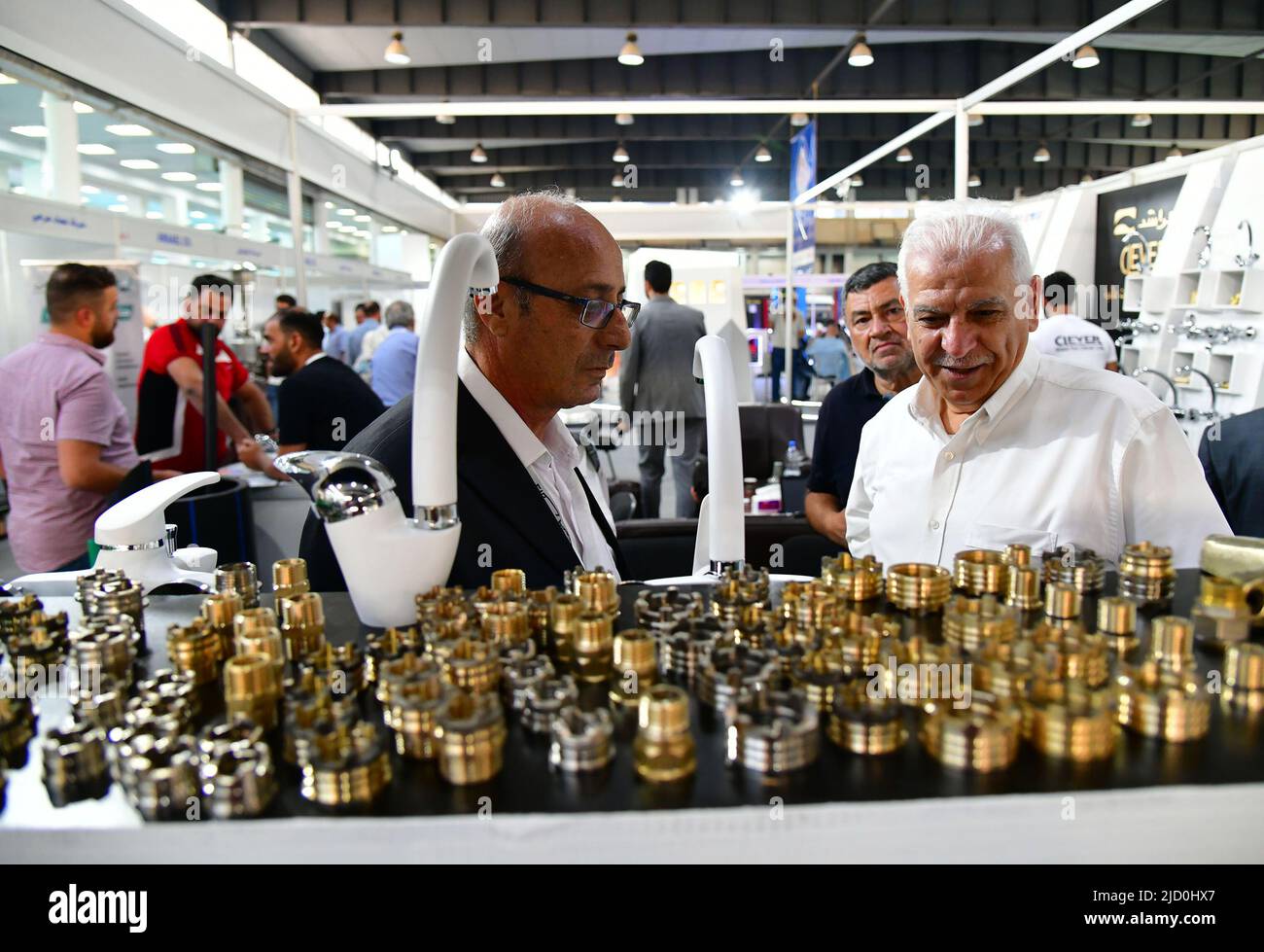 Damasco, Siria. 16th giugno 2022. La gente partecipa alla fiera di costruzione del Buildex alla Fiera di Damasco fuori Damasco, Siria, il 16 giugno 2022. Le società di costruzioni siriane sono riuscite a rimanere a galla utilizzando strumenti e attrezzature artigianali nonostante le pesanti sanzioni economiche imposte dagli Stati Uniti e dai suoi alleati occidentali, ha dichiarato i direttori generali e gli amministratori locali. Credit: Ammar Safarjalani/Xinhua/Alamy Live News Foto Stock