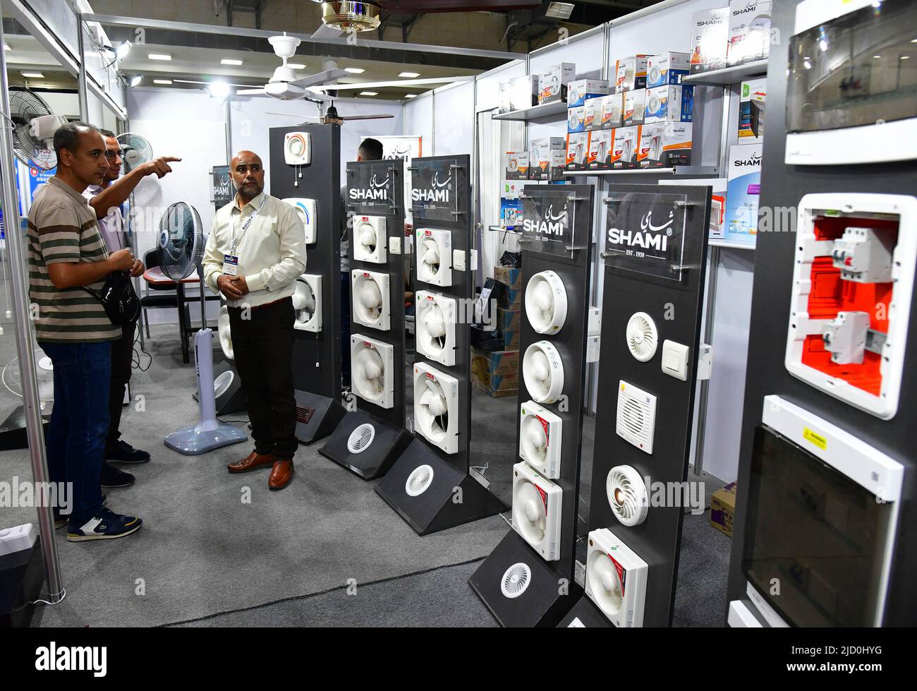 Damasco, Siria. 16th giugno 2022. La gente partecipa alla fiera di costruzione del Buildex alla Fiera di Damasco fuori Damasco, Siria, il 16 giugno 2022. Le società di costruzioni siriane sono riuscite a rimanere a galla utilizzando strumenti e attrezzature artigianali nonostante le pesanti sanzioni economiche imposte dagli Stati Uniti e dai suoi alleati occidentali, ha dichiarato i direttori generali e gli amministratori locali. Credit: Ammar Safarjalani/Xinhua/Alamy Live News Foto Stock