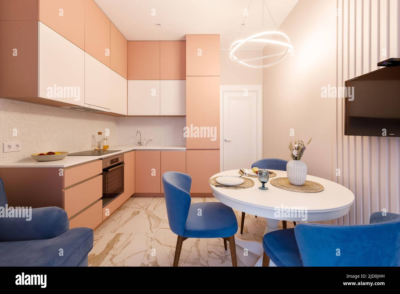 Foto della cucina abitabile decorata dell'appartamento Foto Stock