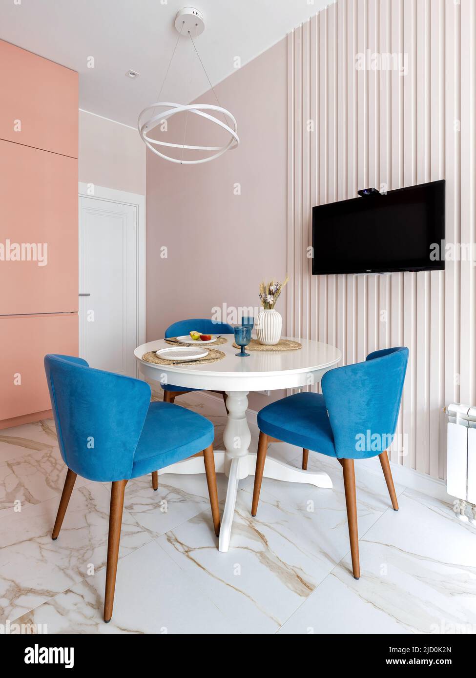 Foto della cucina abitabile decorata dell'appartamento Foto Stock