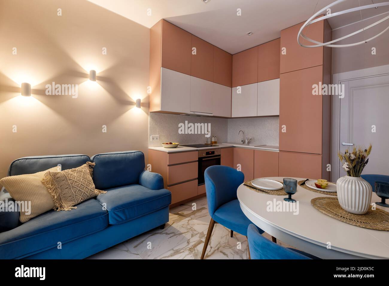 Foto della cucina abitabile decorata dell'appartamento Foto Stock