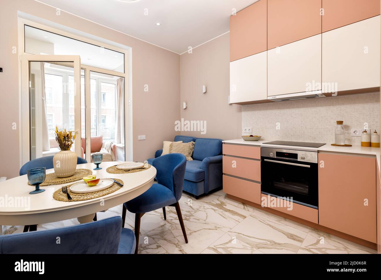 Foto della cucina abitabile decorata dell'appartamento Foto Stock