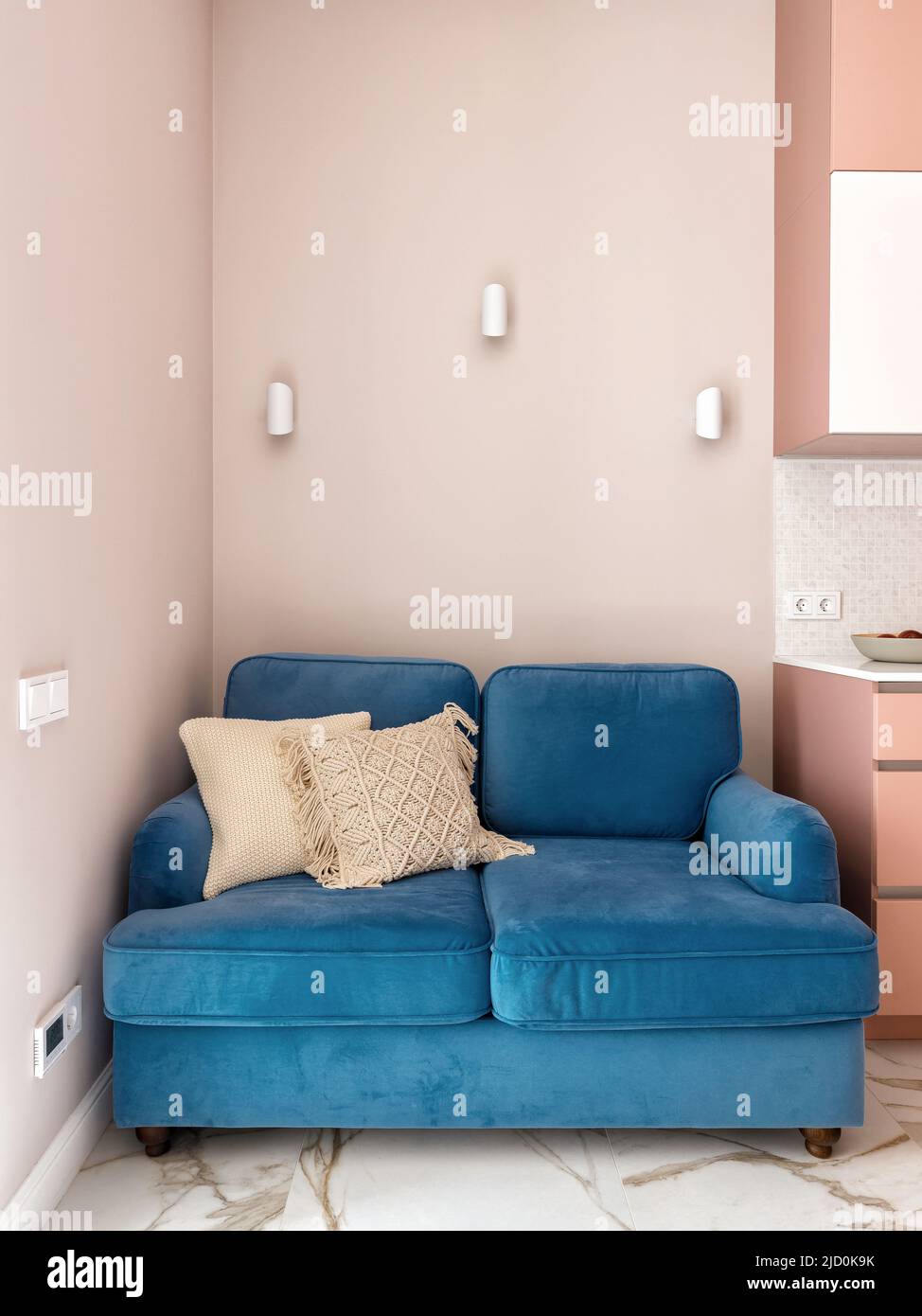 Foto della cucina abitabile decorata dell'appartamento Foto Stock