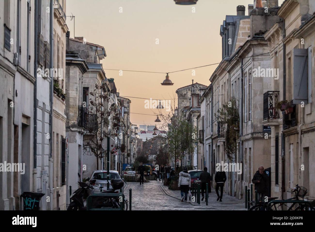 Foto di una tipica strada di Bordeaux, Francia, con facciate di edifici nel centro della città, durante un'operazione immobiliare. Foto Stock