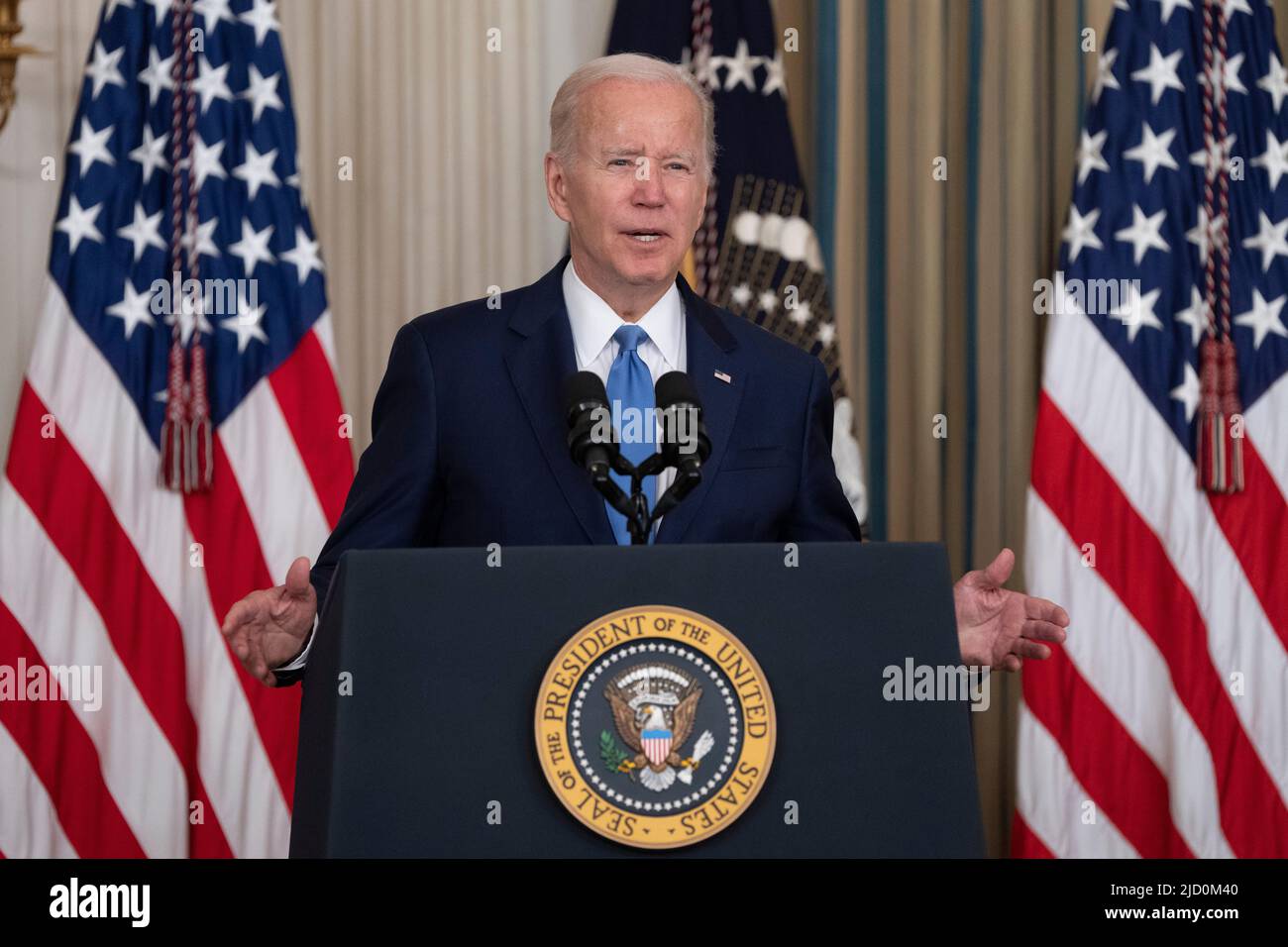 Il presidente degli Stati Uniti Joe Biden fa osservazioni prima di firmare alla legge S. 3580, l'Ocean Shipping Reform Act del 2022 alla Casa Bianca a Washington, DC, 16 giugno 2022. Credito: Chris Kleponis/Pool via CNP Foto Stock