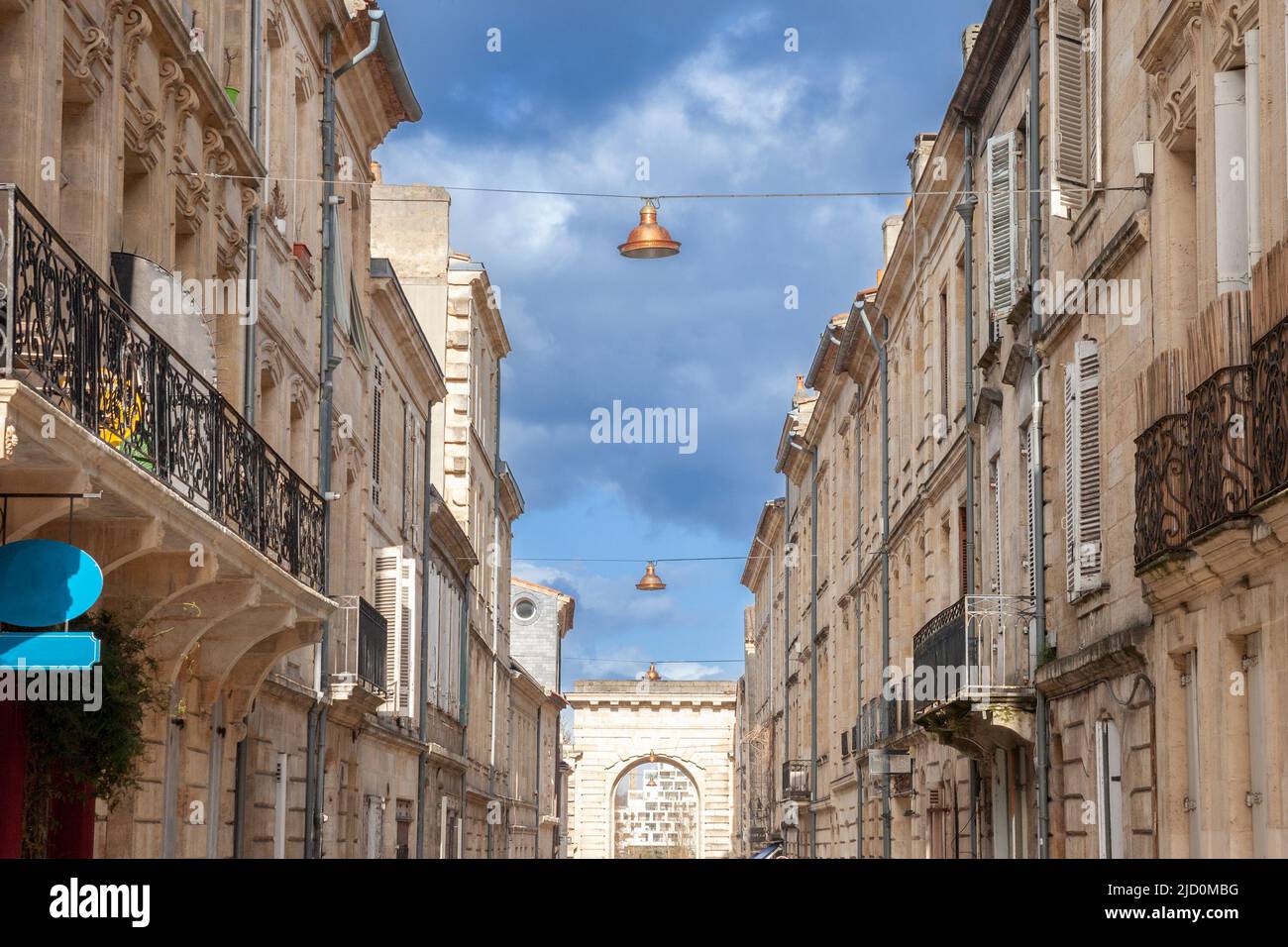 Foto di un tipico edificio del centro della città di Bordeaux, Francia, con la porte de bourgogne sullo sfondo. Foto Stock