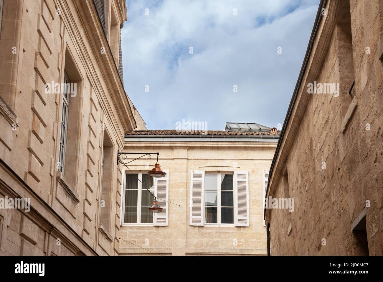 Foto di un tipico edificio del centro di Bordeaux, Francia Serbia, con persiane chiuse su un edificio per scopi residenziali. Foto Stock