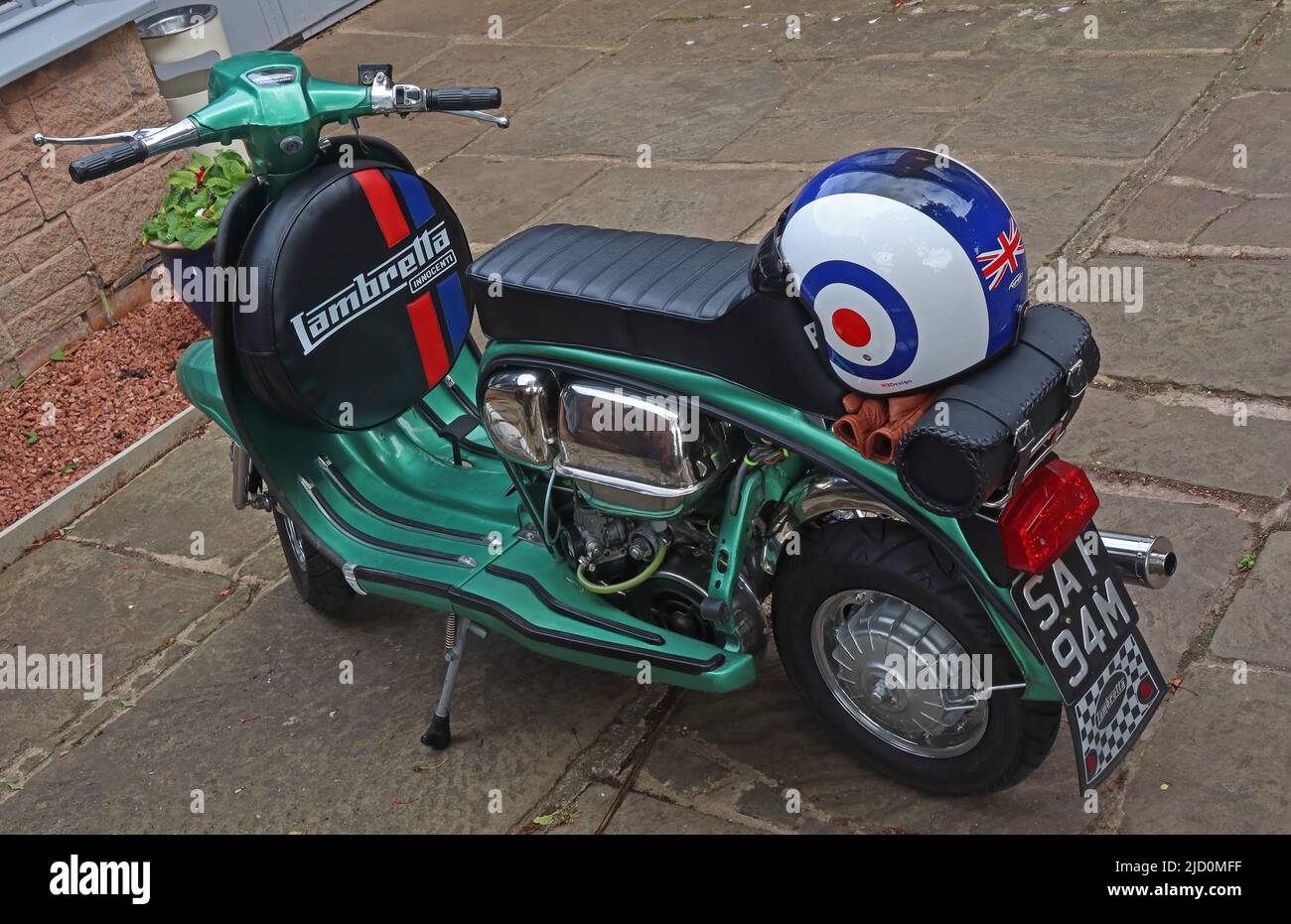 Lambretta Innocenti Moped, verde con casco a tema Mod , SAT94M Foto Stock