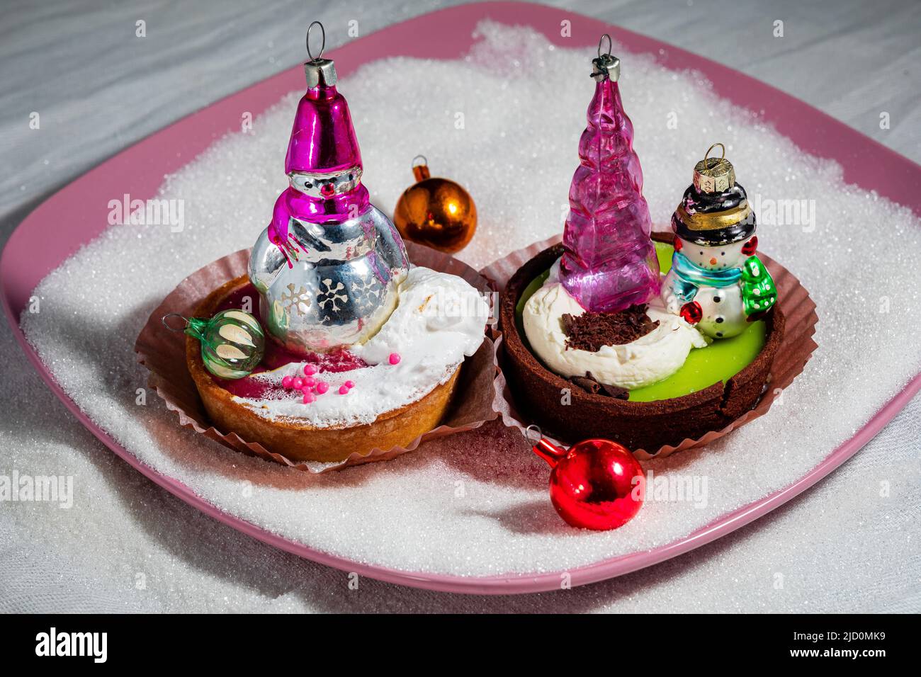 Due pupazzi di neve in piedi in torte. Alta qualità Foto Stock