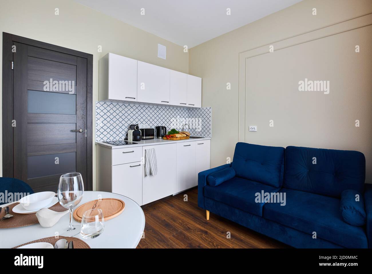 Master installazione della lavastoviglie in un mobile da cucina Foto stock  - Alamy