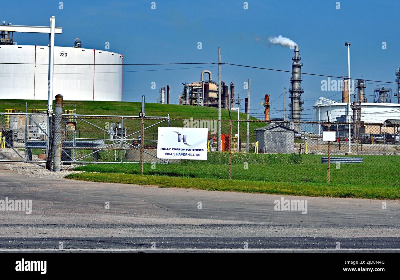 EL DORADO, KANSAS - 15 GIUGNO 2022 la raffineria HollyFrontier Energy Partners è la più grande del Kansas con una capacità di distillazione grezza di 135,00 barili al giorno. La produzione è suddivisa in 55% benzina, 34% diesel e jet e l'altro 11% in asfalto, prodotti chimici e altri prodotti petroliferi raffinati. Foto Stock