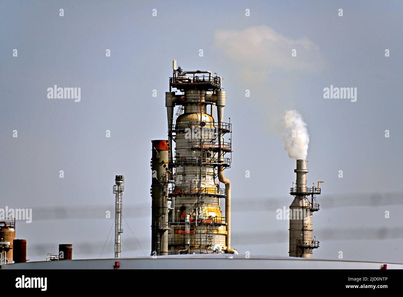 El Dorado, Kansas, Stati Uniti. 15th giugno 2022. Barili al giorno. La produzione è suddivisa in 55% benzina, 34% diesel e jet e l'altro 11% in asfalto, prodotti chimici e altri prodotti petroliferi raffinati. Credit: Mark Reinstein/Media Punch/Alamy Live News Foto Stock