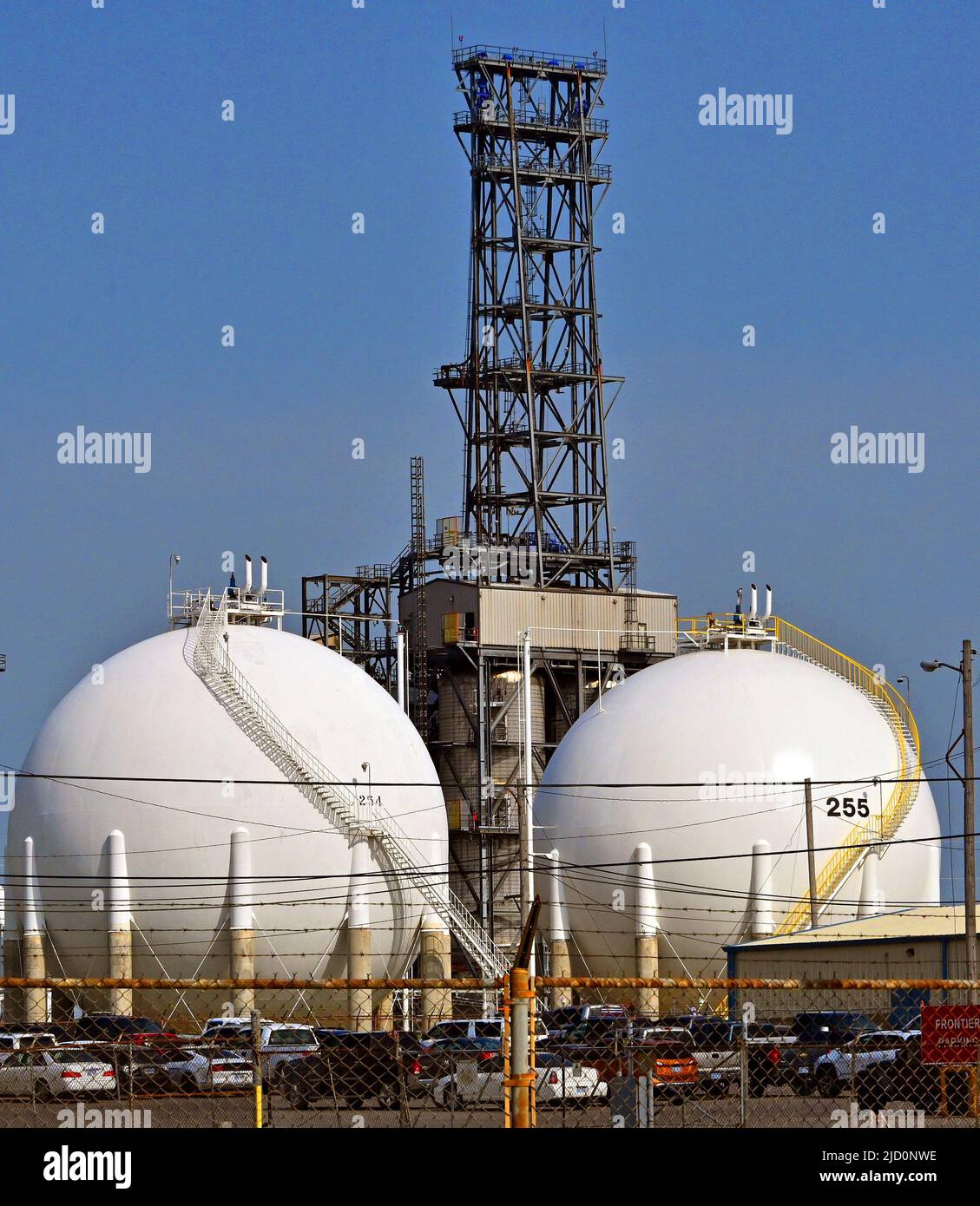 El Dorado, Kansas, Stati Uniti. 15th giugno 2022. Barili al giorno. La produzione è suddivisa in 55% benzina, 34% diesel e jet e l'altro 11% in asfalto, prodotti chimici e altri prodotti petroliferi raffinati. Credit: Mark Reinstein/Media Punch/Alamy Live News Foto Stock