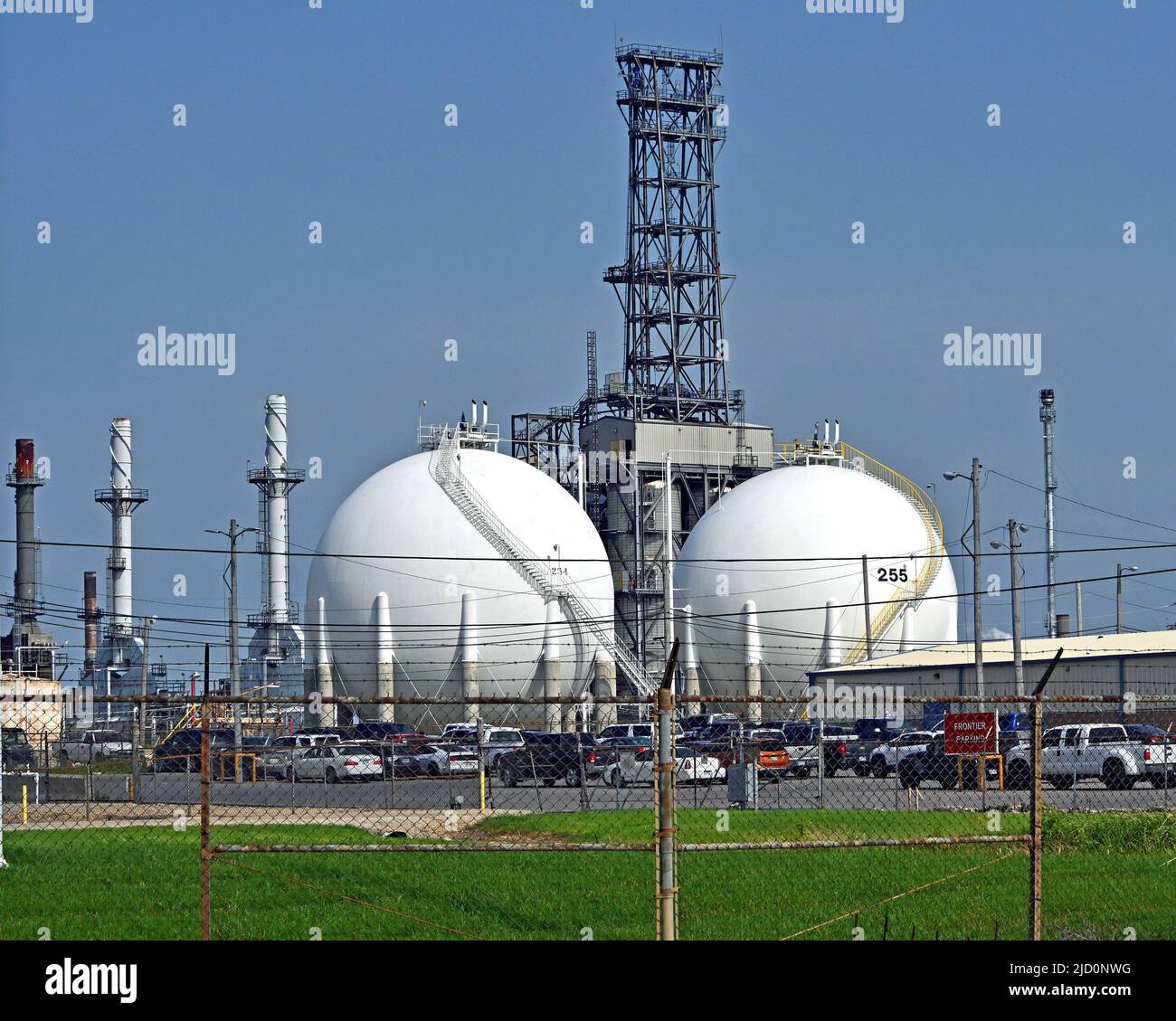 El Dorado, Kansas, Stati Uniti. 15th giugno 2022. Barili al giorno. La produzione è suddivisa in 55% benzina, 34% diesel e jet e l'altro 11% in asfalto, prodotti chimici e altri prodotti petroliferi raffinati. Credit: Mark Reinstein/Media Punch/Alamy Live News Foto Stock