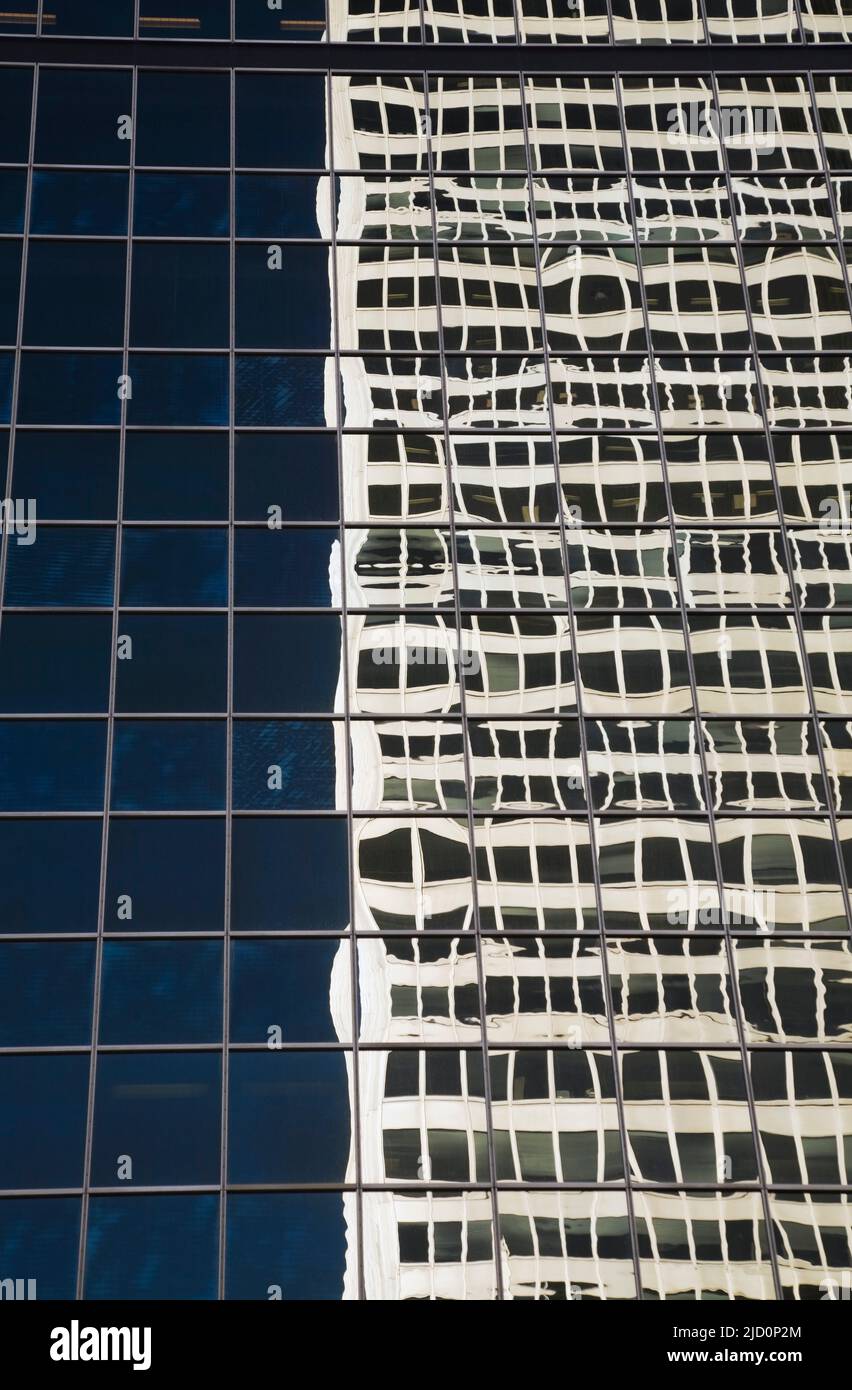 Place Ville-Marie si riflette nell'edificio in vetro, Montreal, Quebec, Canada. Foto Stock