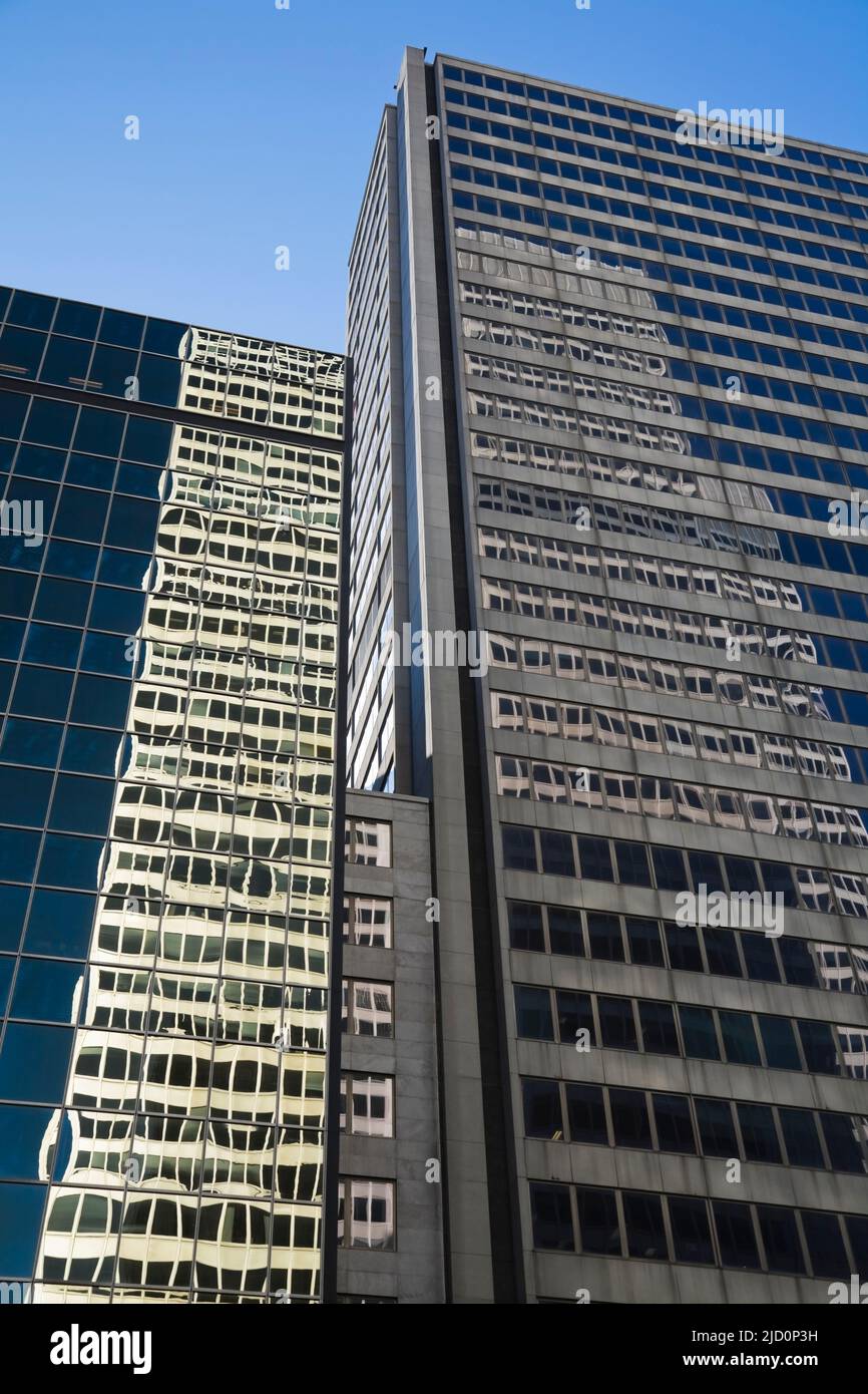 Place Ville-Marie si riflette nell'edificio in vetro, Montreal, Quebec, Canada. Foto Stock