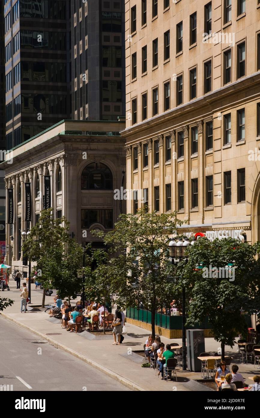Turisti e gente del posto che si godono i bistrot all'aperto sulla McGill College Avenue in estate, Montreal, Quebec, Canada. Foto Stock