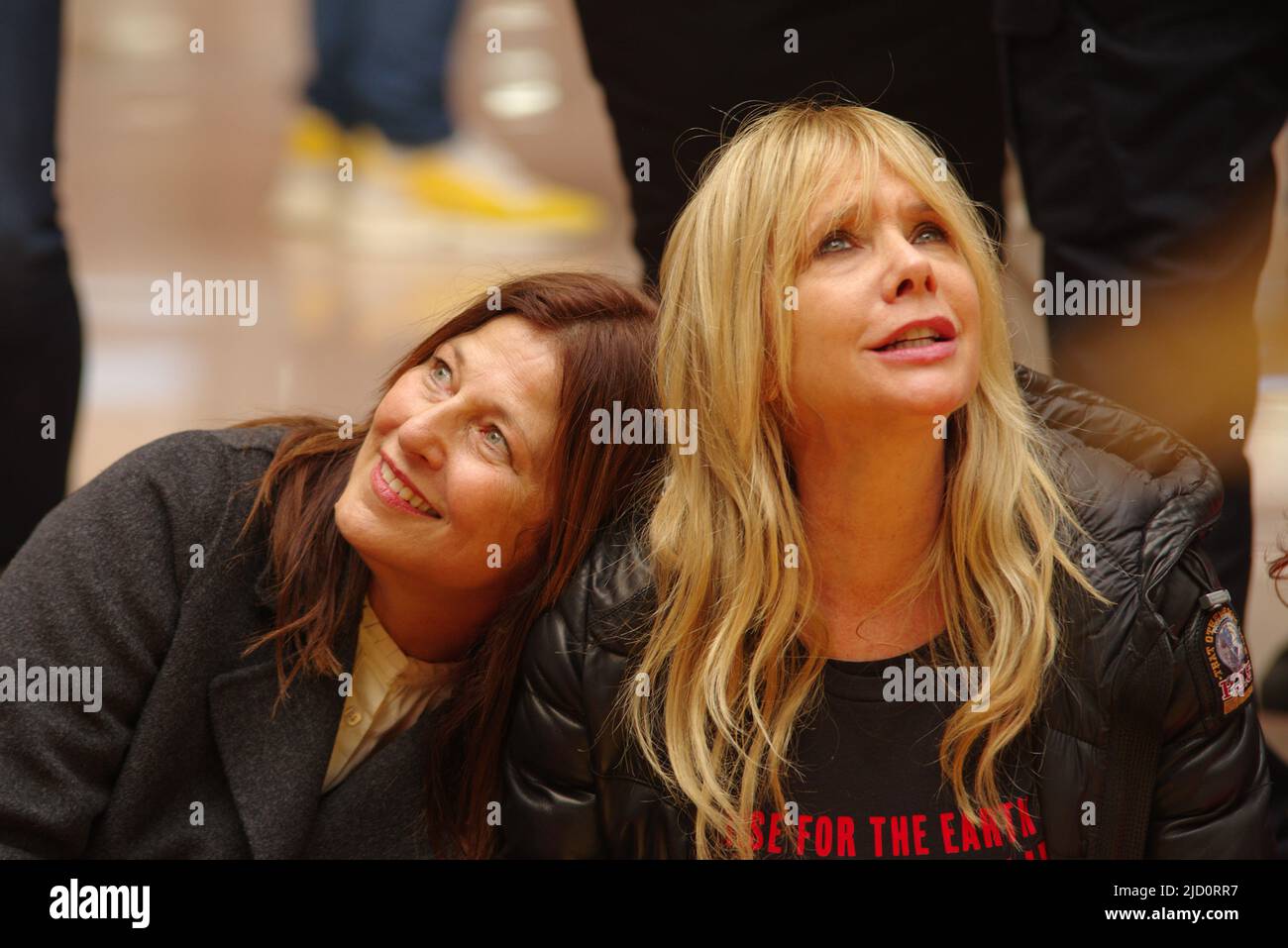 Gli attori Catherine Keener e Rosanna Arquette appaiono a una protesta sul cambiamento climatico nell'edificio dell'ufficio del Senato di Hart a Washington il 1 novembre 2019. Foto Stock