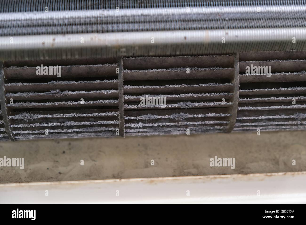 Muffa e polvere sul corpo del condizionatore d'aria. Manutenzione e pulizia  del sistema split Foto stock - Alamy