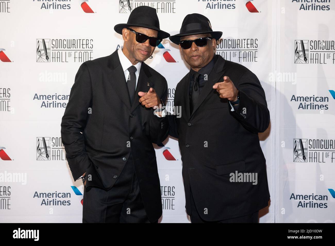 New York, Stati Uniti. 16th giugno 2022. Hall of Fame induttori Jimmy Jam e Terry Lewis arrivano sul tappeto rosso per il Gala Songwriters Hall of Fame 2022 51st Induction and Awards al New York Marriott Marquis Hotel di New York il 16 giugno 2022. Foto di Gabriele Holtermann/UPI Credit: UPI/Alamy Live News Foto Stock