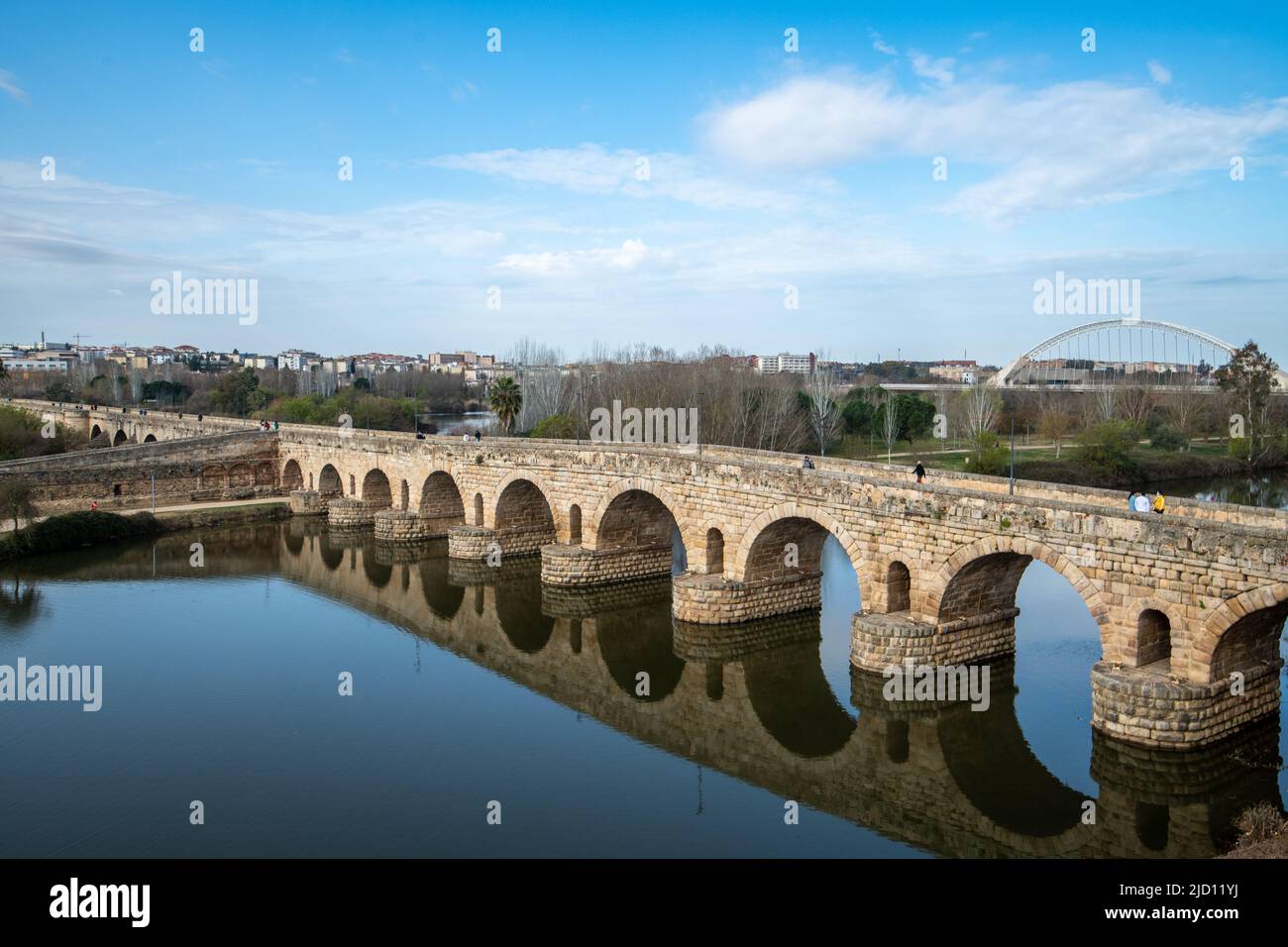 Puente Romano si estende sul fiume Guadiana, Merida, Spagna Foto Stock