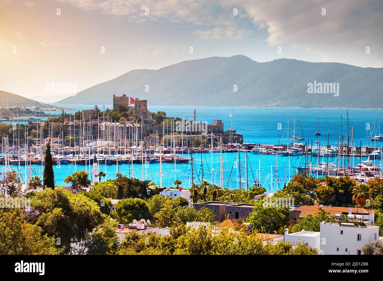 Vista del castello di Bodrum e del porto di Marina nel mare Egeo con barche a vela e colline sullo sfondo in Turchia Foto Stock