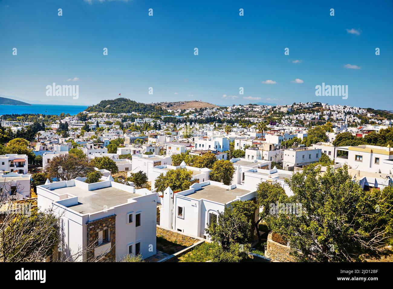 Bodrum città case bianche vicino spiaggia del mare Egeo in Turchia con confine dell'isola greca Foto Stock