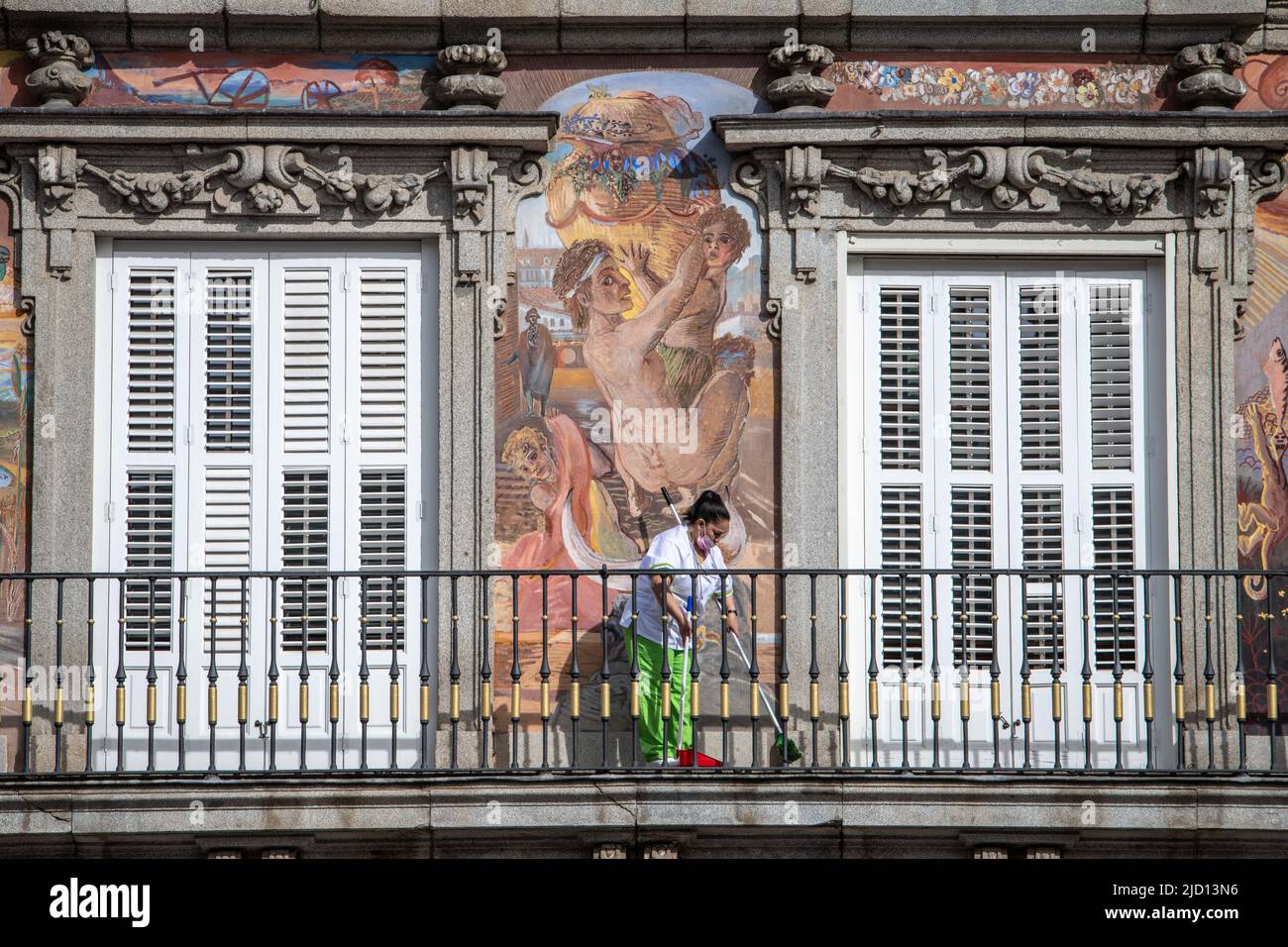 Una donna passa sul balcone fuori dalla Casa de la Panaderia, Madrid, Spagna Foto Stock