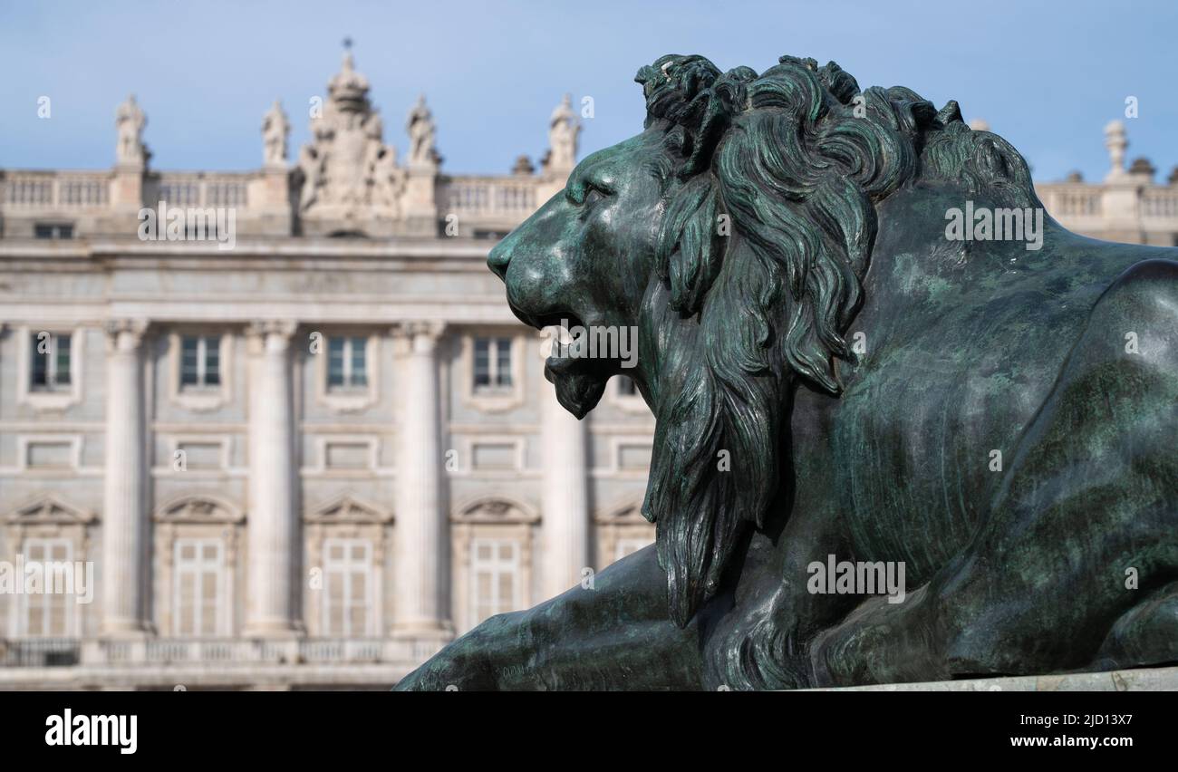Statue di leone di bronzo sul Monumento a Filippo IV in Plaza de Oriente, Madrid, Spagna Foto Stock