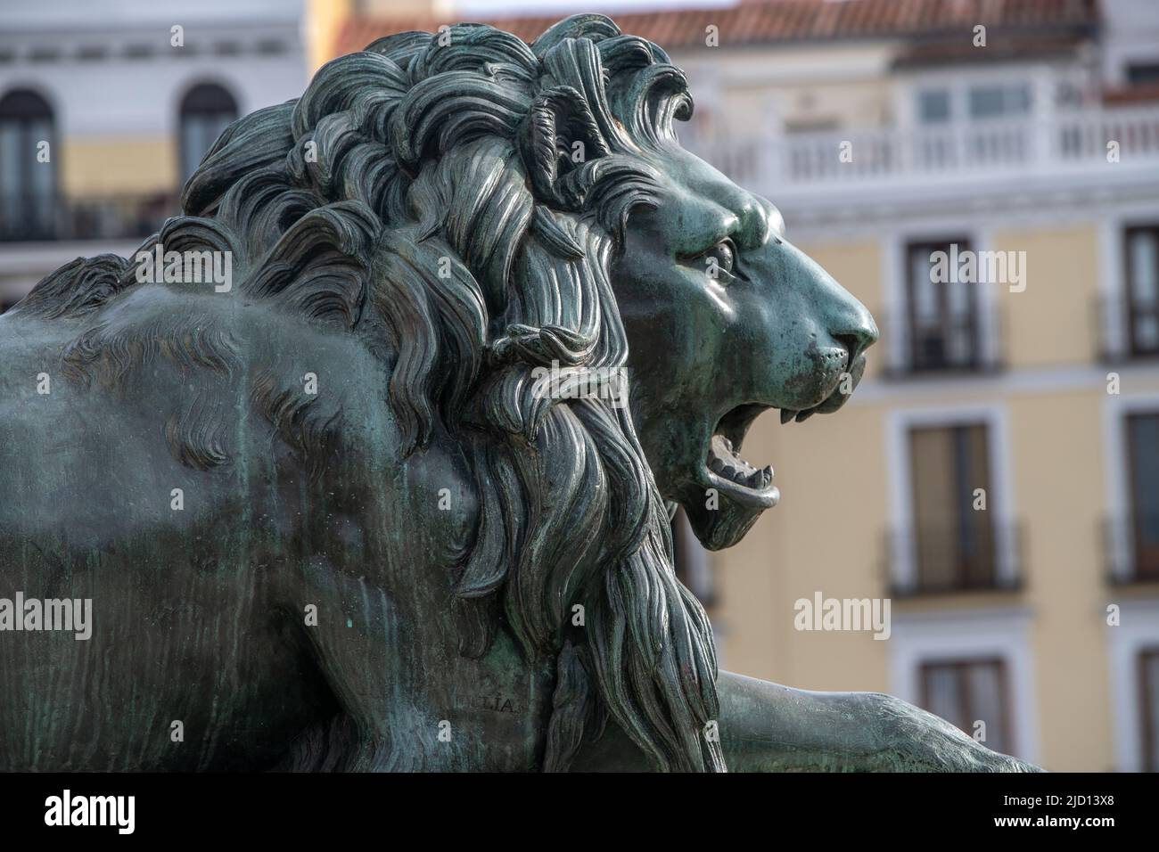 Statue di leone di bronzo sul Monumento a Filippo IV in Plaza de Oriente, Madrid, Spagna Foto Stock