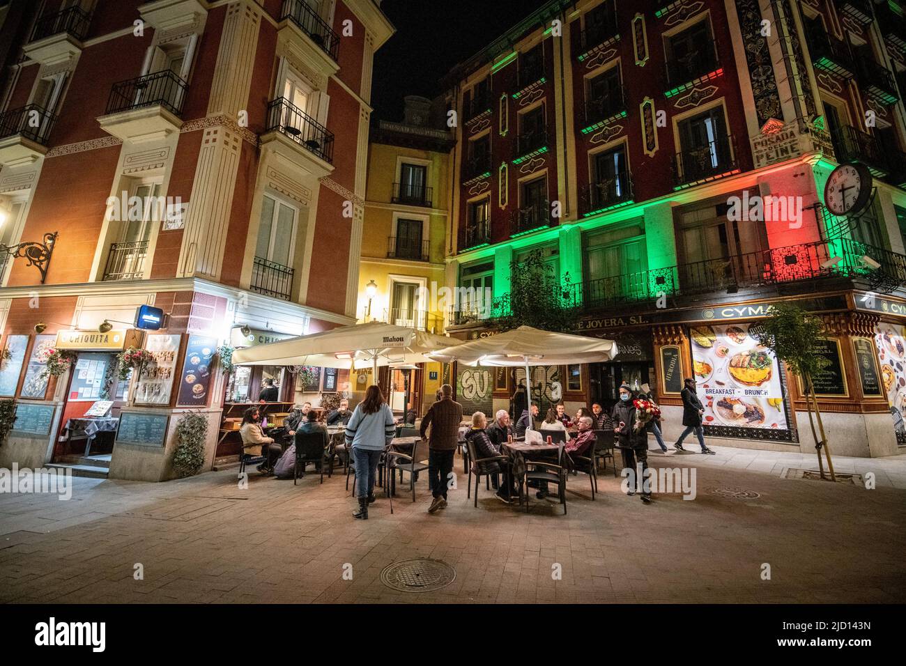 Persone che mangiano fuori di notte, Madrid, Spagna Foto Stock