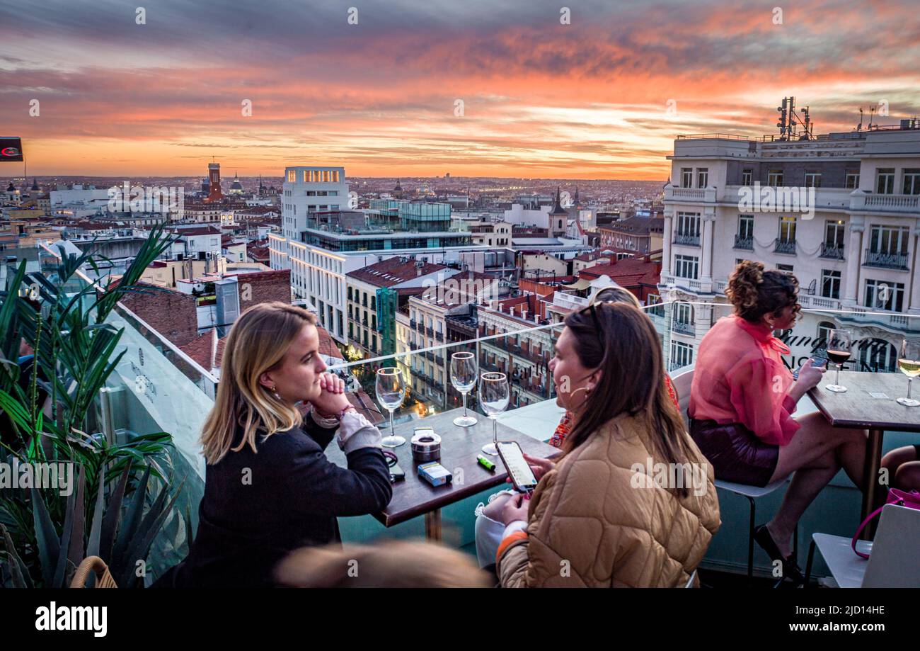 Persone che si rilassano su un tetto che si affaccia sulla città di Madrid, Spagna Foto Stock