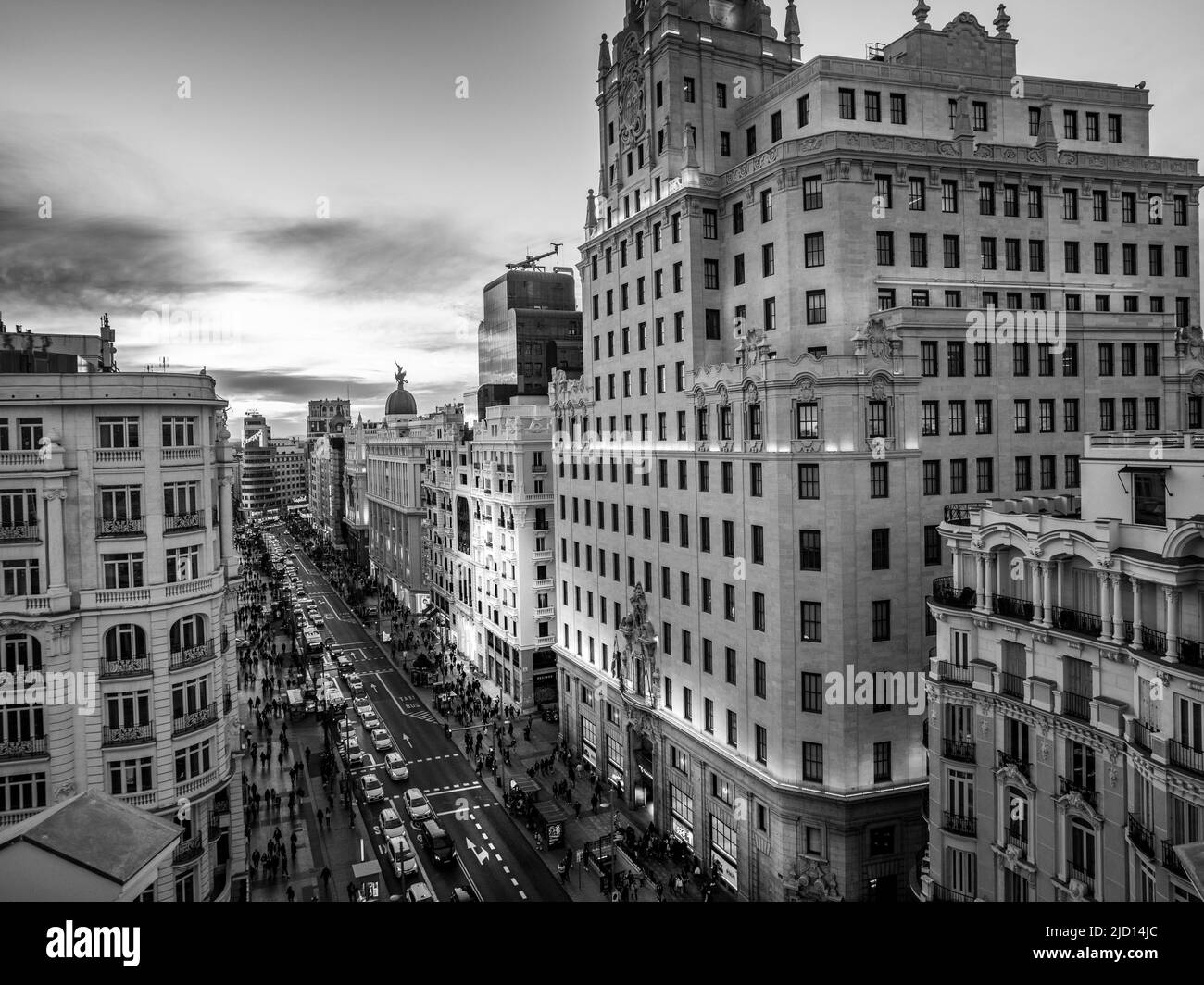 Una strada trafficata Madrid, Spagna Foto Stock