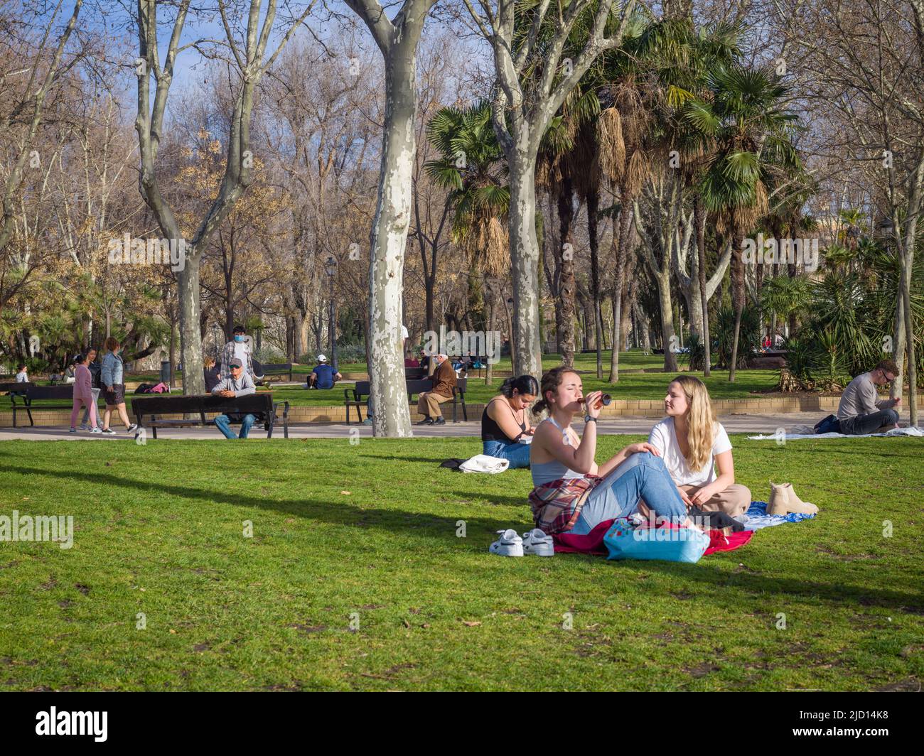 La gente gode il bel tempo nel parco Madrid, Spagna Foto Stock
