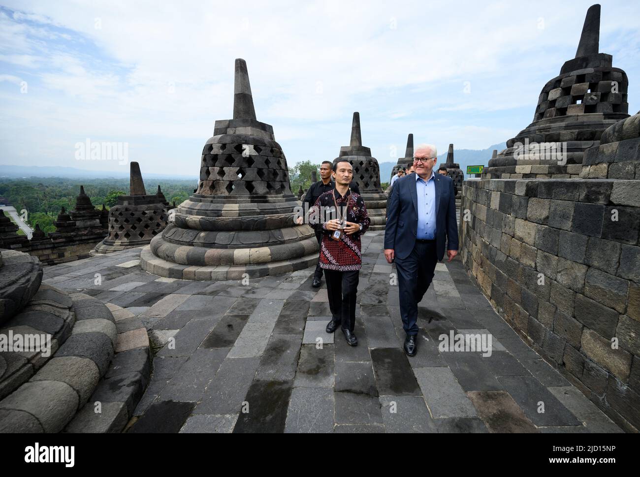 Yogyakarta, Indonesia. 17th giugno 2022. Il presidente tedesco Frank-Walter Steinmeier è guidato attraverso il complesso del tempio di Borobudur da Nahar Cahyan Daru (l). Il tempio a forma di gradino, che ha circa 1200 anni, è considerato il più importante edificio buddista di Giava e il più grande tempio buddista del mondo. Dal 1991 è patrimonio dell'umanità dell'UNESCO. Il Presidente Steinmeier è in visita in Indonesia per due giorni. Era in precedenza a Singapore per due giorni. Credit: Bernd von Jutrczenka/dpa/Alamy Live News Foto Stock