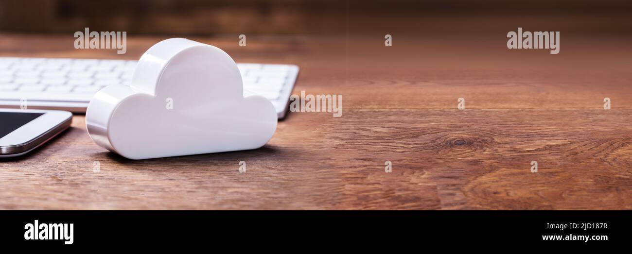 Nuvola Bianca Blocco con tavoletta digitale, Mobile, la tastiera e il mouse sul tavolo di legno Foto Stock