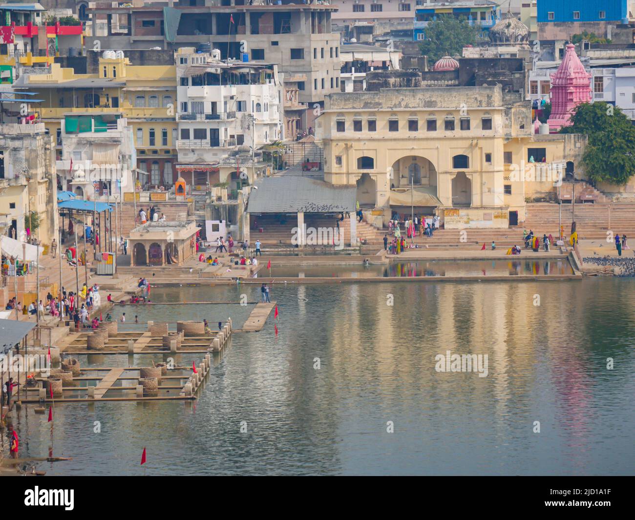 Pushkar, Rajasthan India - 14 novembre 2021 : lago di Pushkar o pushkar jhil, un luogo di pellegrinaggio indù paesaggio vista aerea dalla montagna Foto Stock