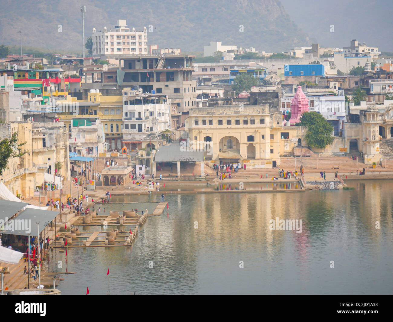 Pushkar, Rajasthan India - 14 novembre 2021 : lago di Pushkar o pushkar jhil, un luogo di pellegrinaggio indù paesaggio vista aerea dalla montagna Foto Stock