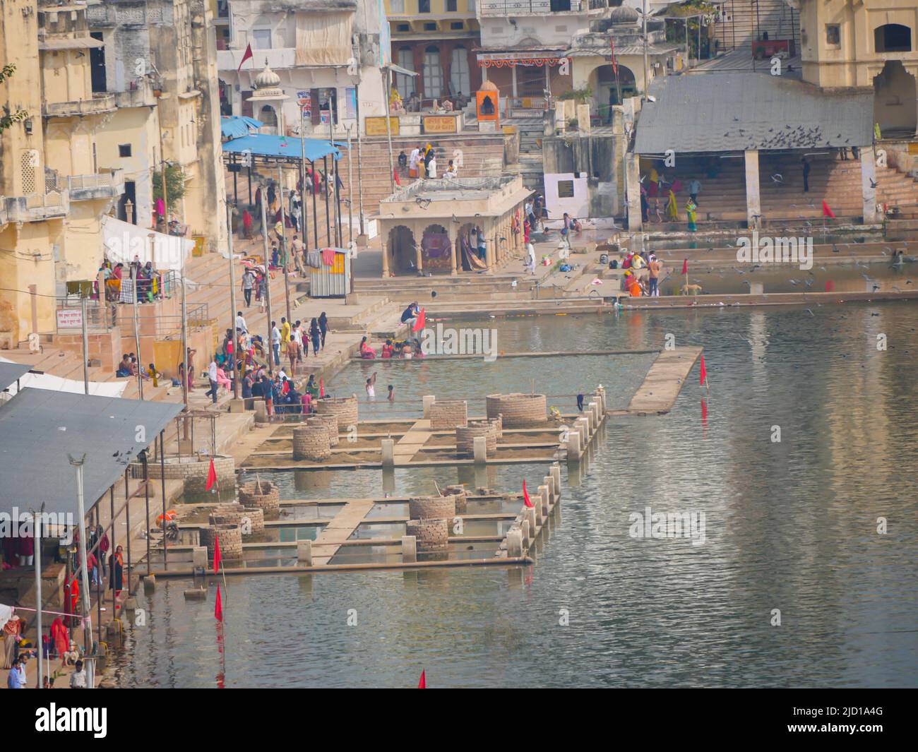 Pushkar, Rajasthan India - 14 novembre 2021 : lago di Pushkar o pushkar jhil, un luogo di pellegrinaggio indù paesaggio vista aerea dalla montagna Foto Stock