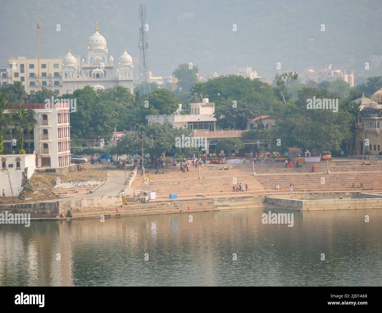 Pushkar, Rajasthan India - 14 novembre 2021 : lago di Pushkar o pushkar jhil, un luogo di pellegrinaggio indù paesaggio vista aerea dalla montagna Foto Stock
