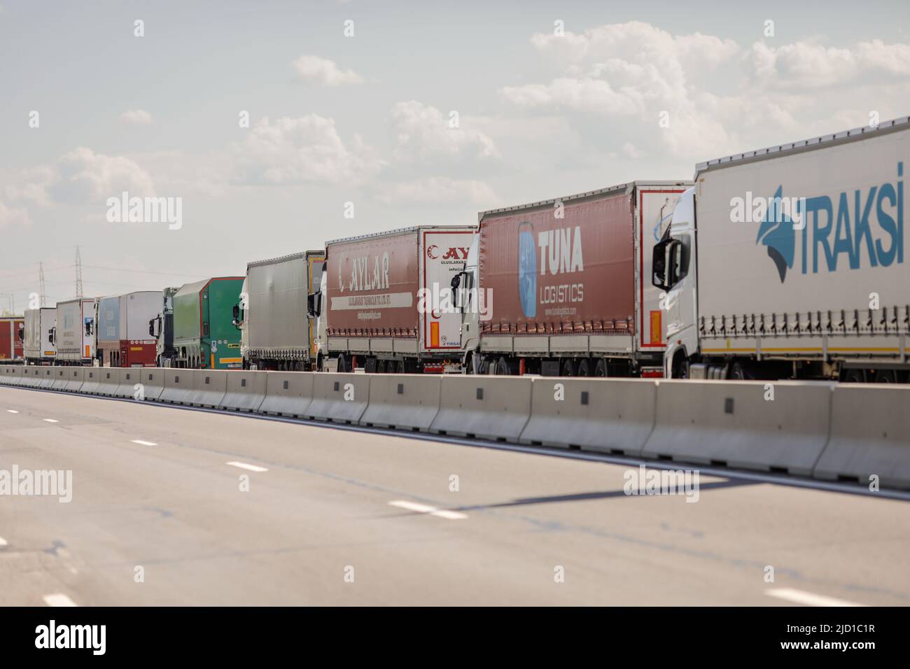 Giurgiu, Romania - 16 giugno 2022: Cargo camion fila al valico di frontiera rumeno-bulgaro. Foto Stock
