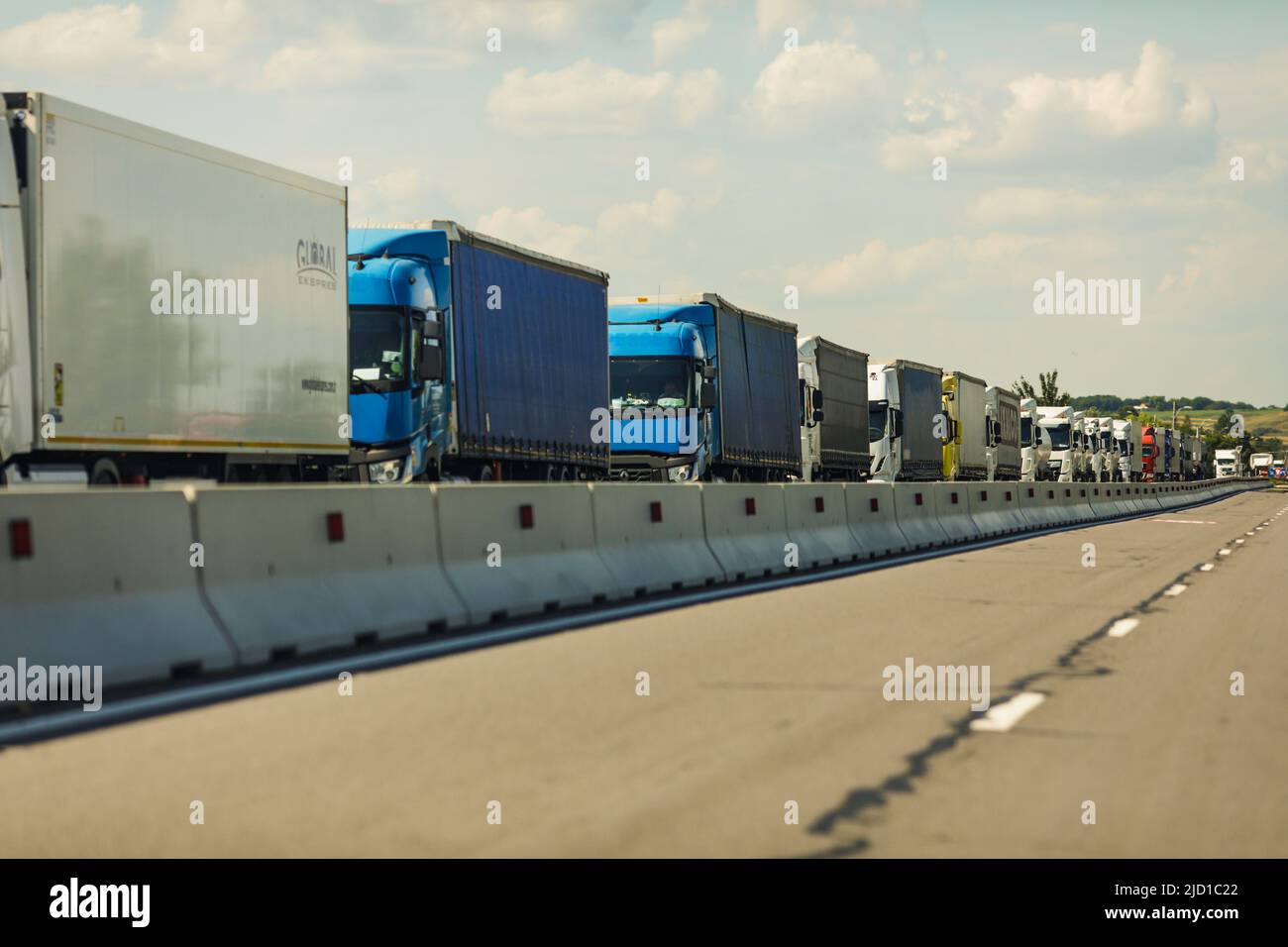 Giurgiu, Romania - 16 giugno 2022: Cargo camion fila al valico di frontiera rumeno-bulgaro. Foto Stock